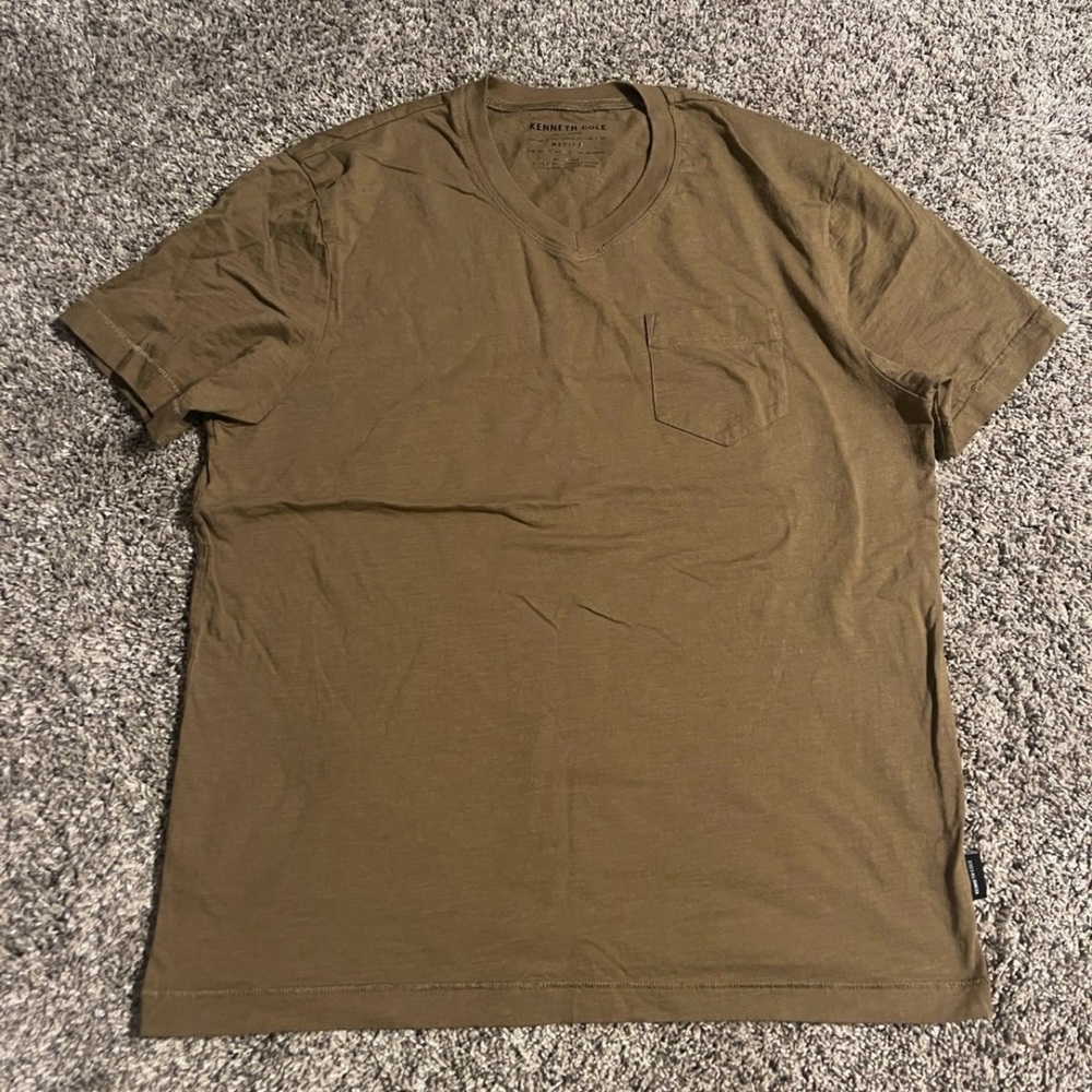 ⭐️ Men’s V Neck